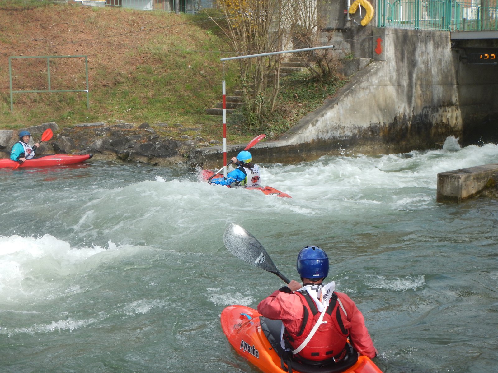 Kajak durchfährt die Eingangswalze im Kanal