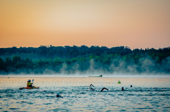 Die Kajakbegleiter auf dem Langener Waldsee mit Sonnenaufgang