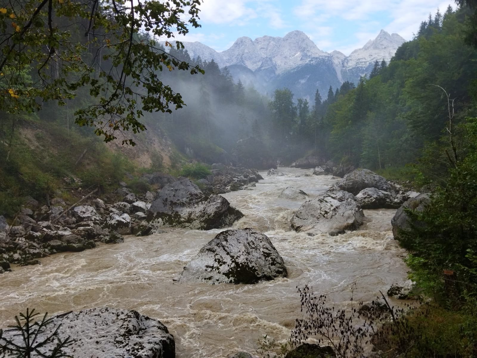 Die Saalach zwischen Weißbach und dem Hubertussteg (Campingplatz Grubhof) nach dem heftigen Gewitter, letzte Wolkenfetzen verziehen sich gerade. 