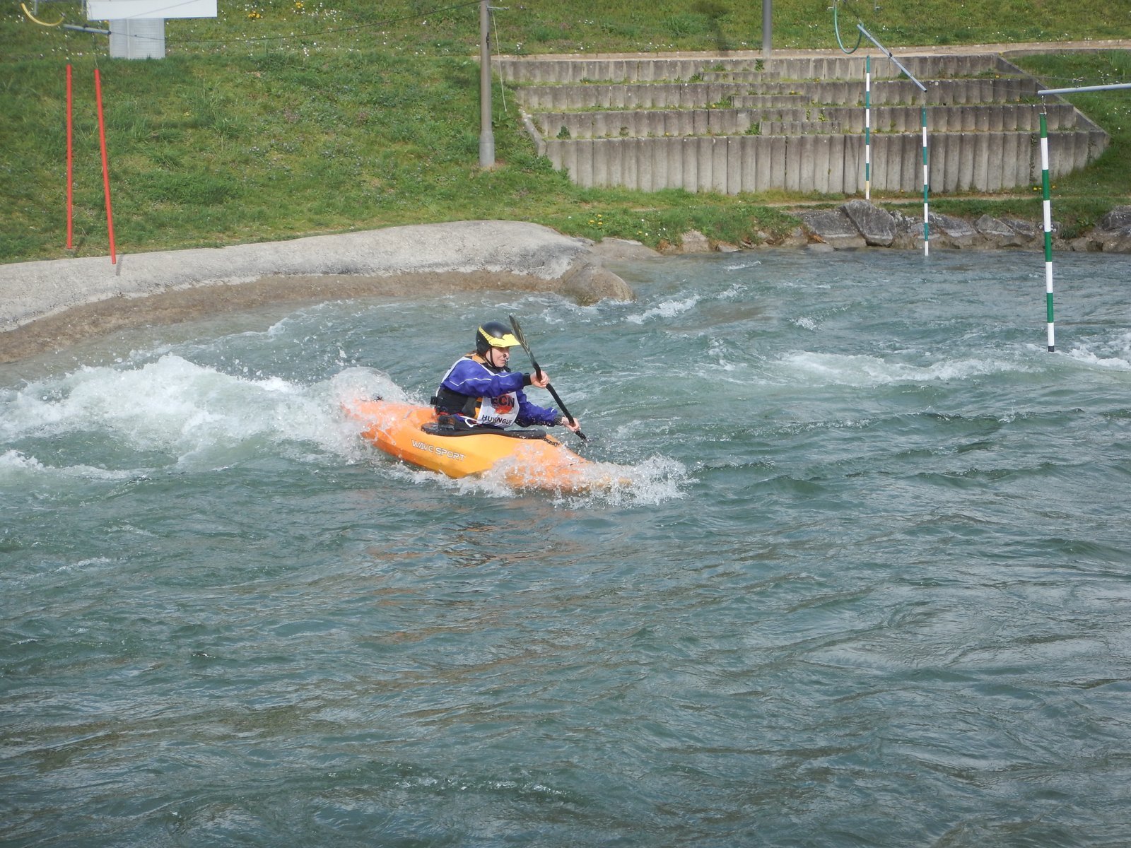 Kajak traversiert in der Hauptströmung