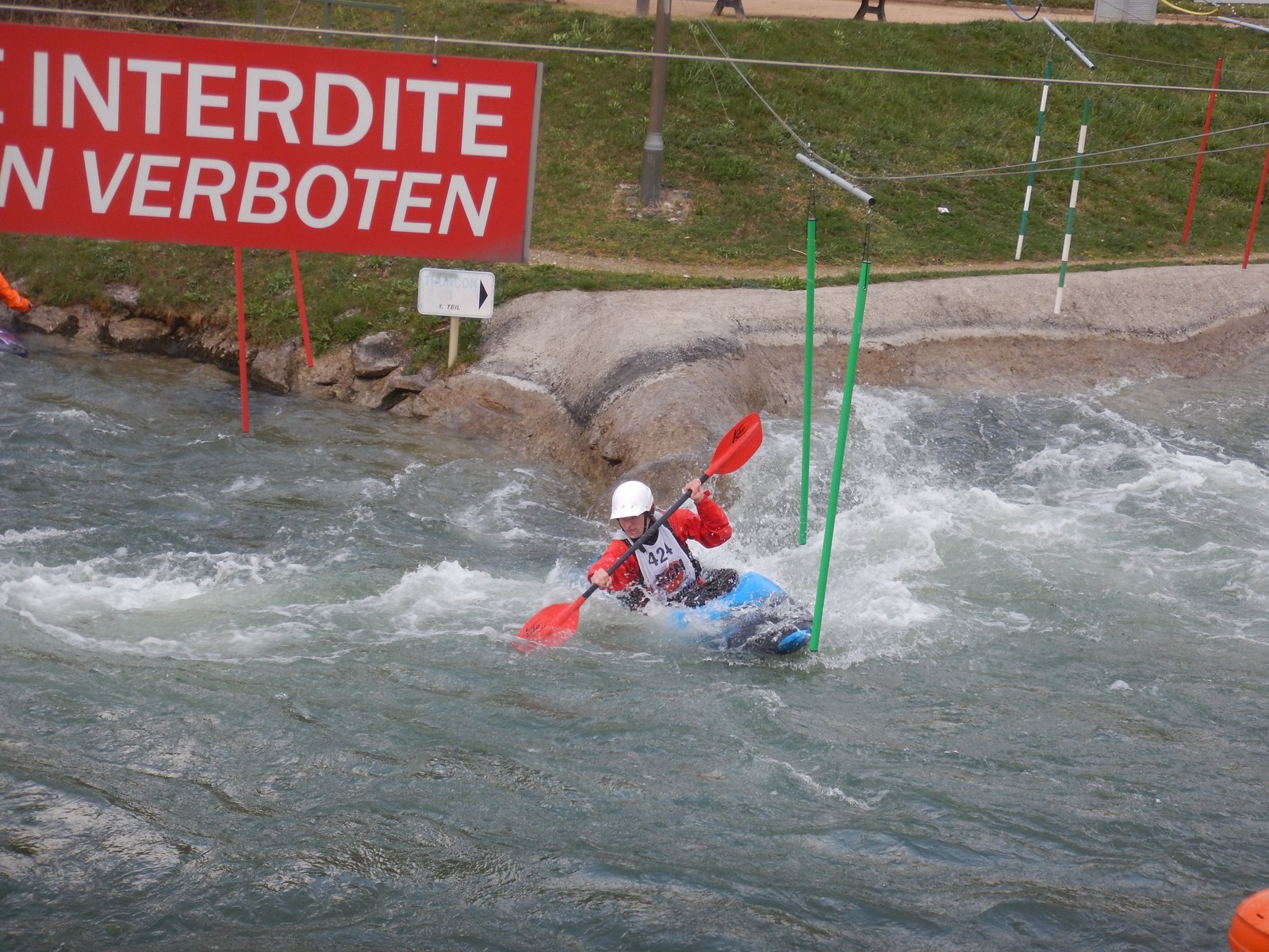 Kajak kommt aus dem Kehrwasser gefahren