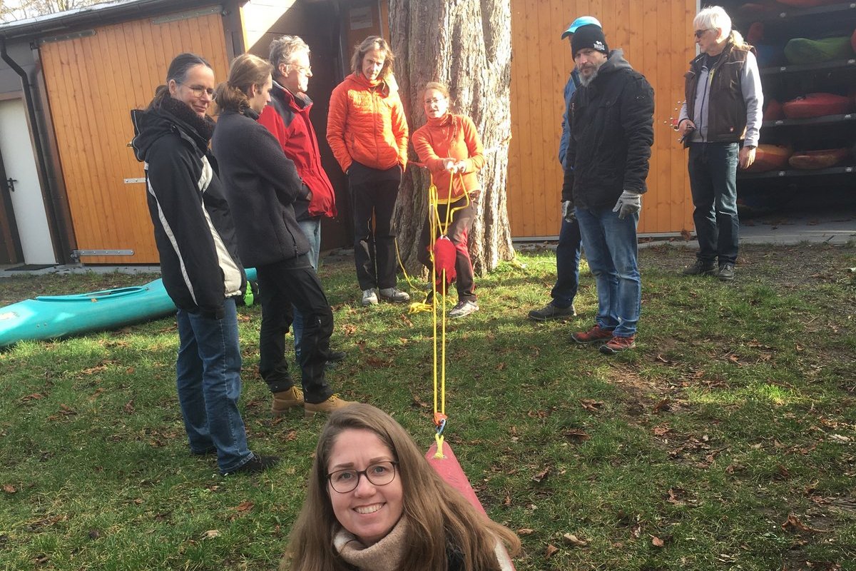 Alleine wird ein mit einer Person besetztes Boot mit Hilfe eines Flaschenzugs gezogen