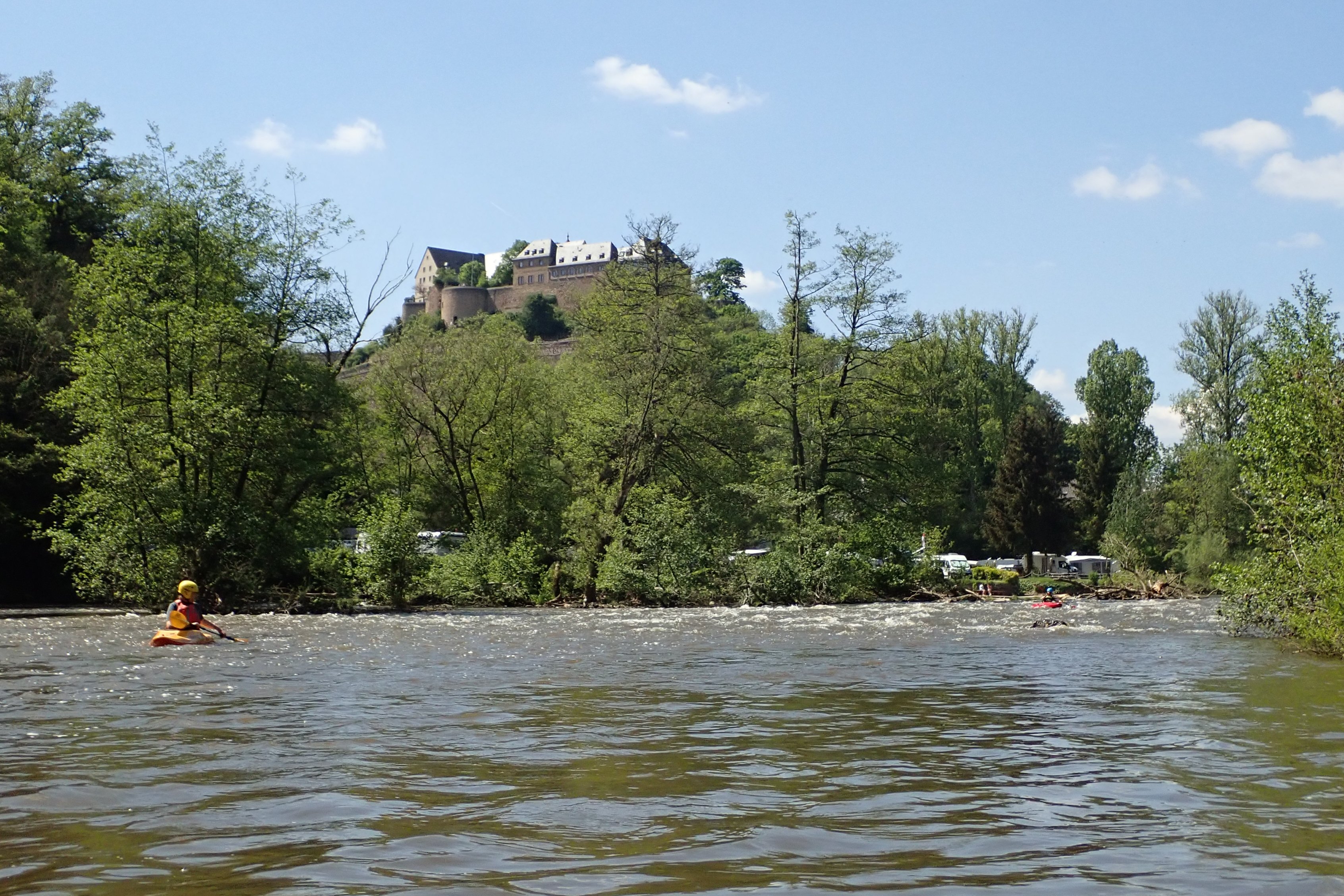 Befahrung einer der Stromschnellen auf der Nahe. Im Hintergrund thront die Ebernburg