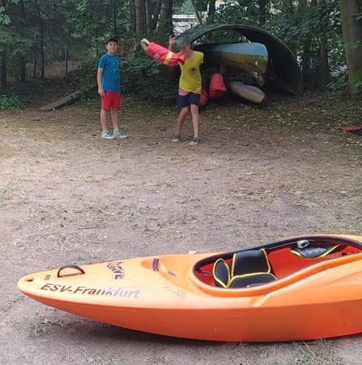 Die Aufgabe hieß: Treffen mit einem zugeknöpften Wurfsack in die Luke eines Bootes. Auf dem Bild sieht man unseren Nachwuchs, der gerade einen Wurfsack in die Richtung eines Bootes wirft.