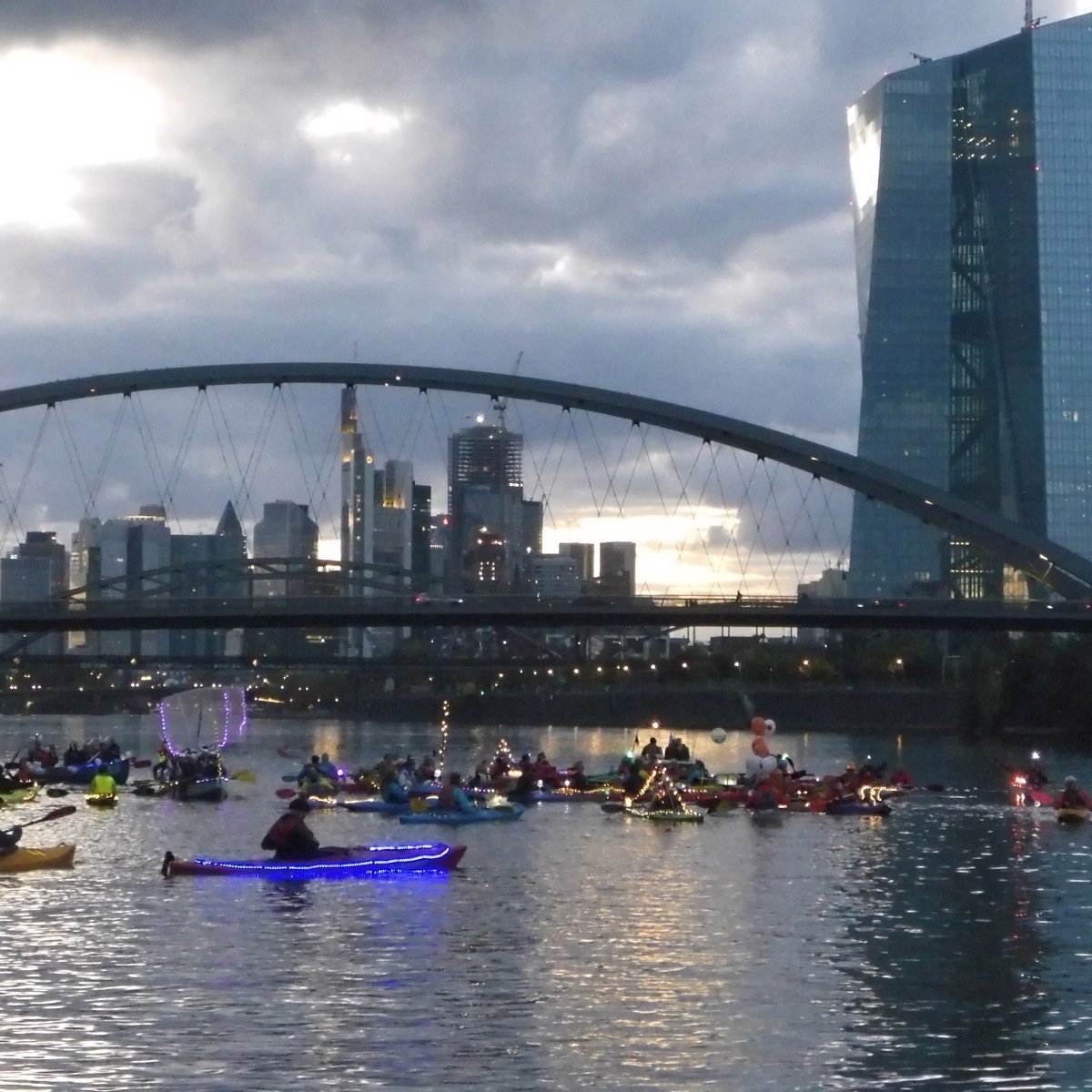 Im Hintergrund sieht man die Lichter der dunkler werdenden Innenstadt von Frankfurt