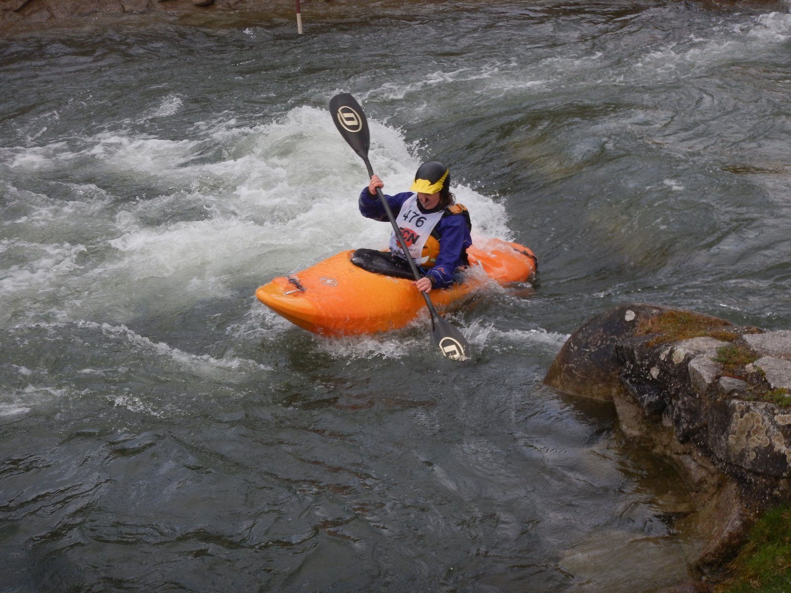 Kajak fährt an der Walze vorbei