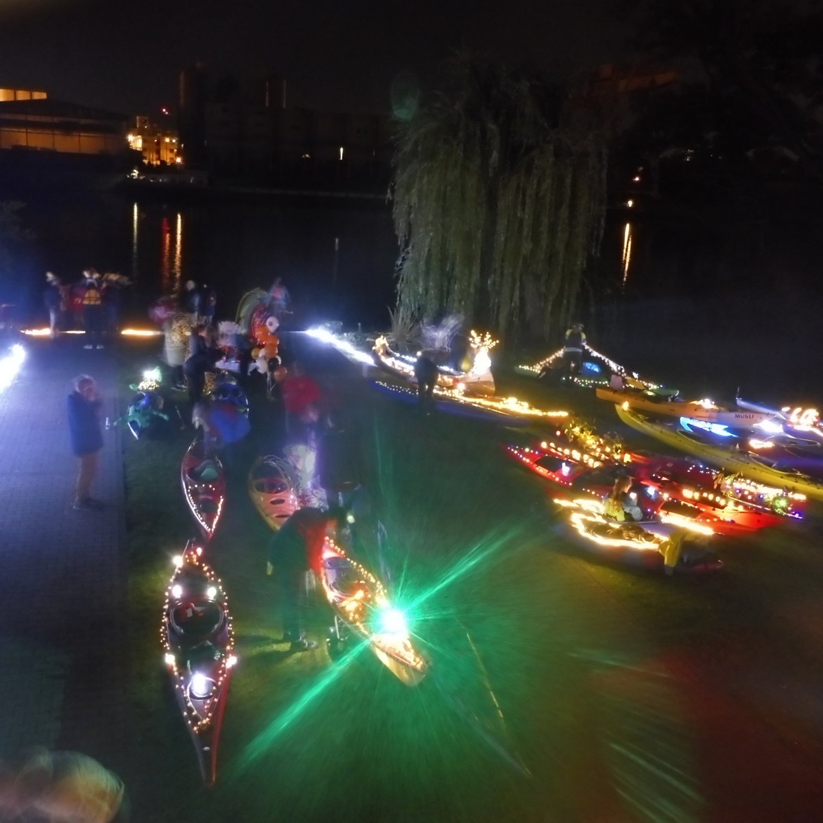 Am Ziel werden die vielen Boote ans Land gezogen. Dort strahlen sie noch in ihrer Pracht, bevor sie wieder fachmännisch verladen werden.