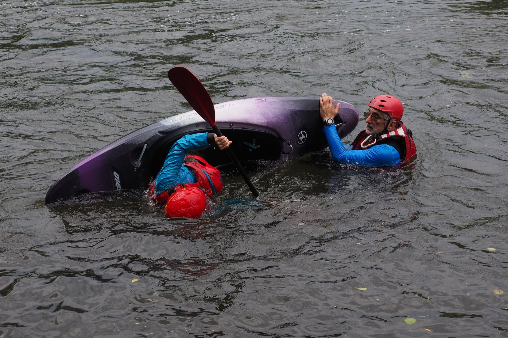 Das Ausprobieren der Eskimorolle unter Aufsicht eines Teamers.