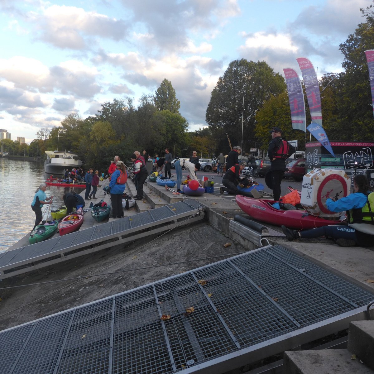 Vor dem Aufbruch werden noch die Funzeln befestigt Die Teilnehmer nehmen die letzten Vorkehrungen an den Booten zum Befestigen der Funzeln vor 