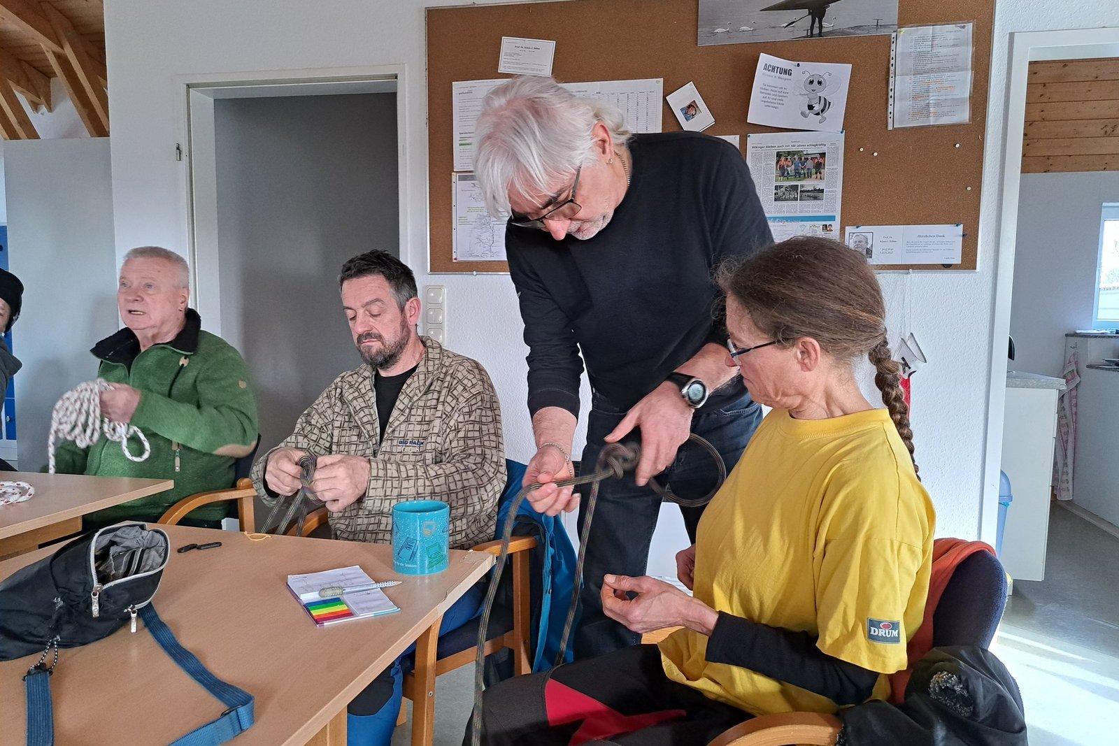 Ein Referent zeigt ein Teilnehmer nochmals den Knoten