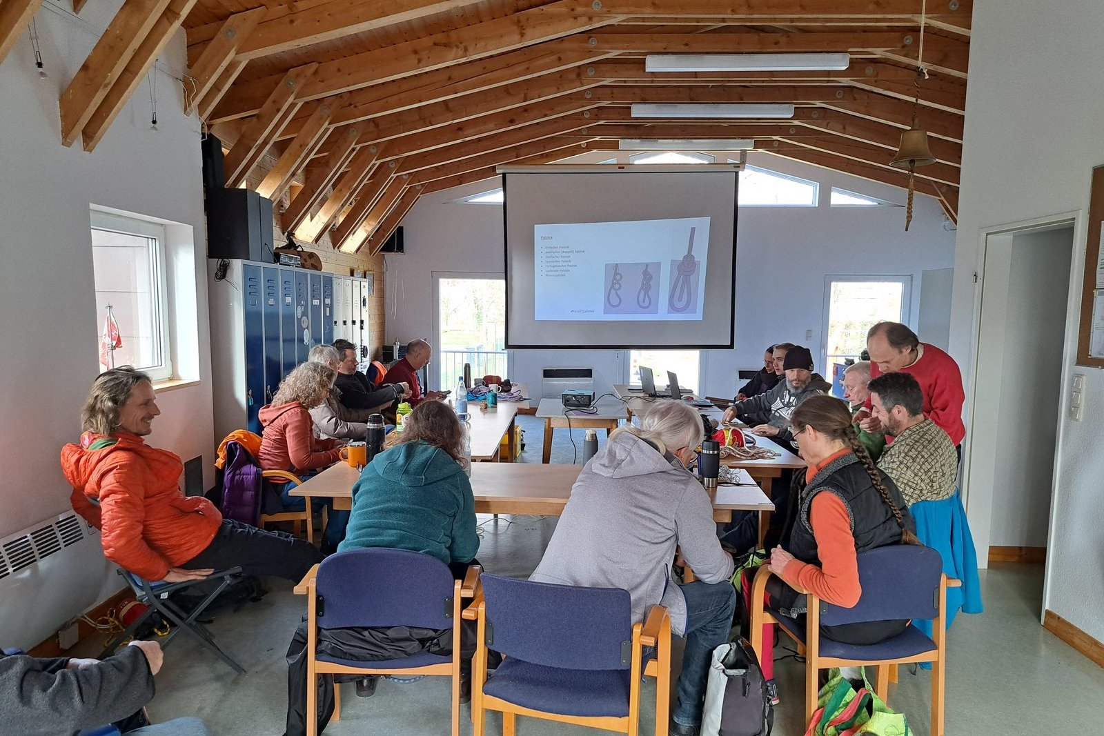 Im Bootshaus versuchen die Teilnehmer den gerade gezeigten Knoten zu erstellen