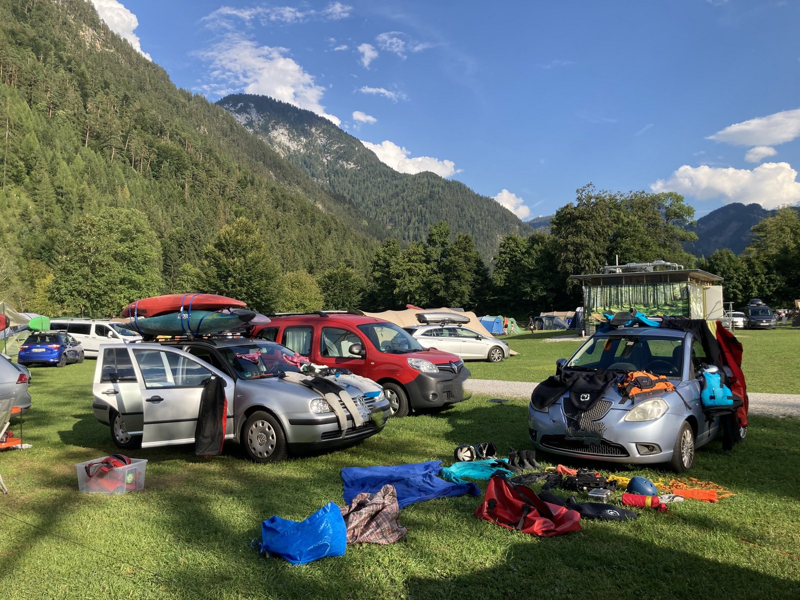 Paddler-Leben am Campingplatz. Wir schlafen teils in Zelten, teils im Auto und nutzen die Nachmittagssonne, um die nasse Ausrüstung zu trocken. 