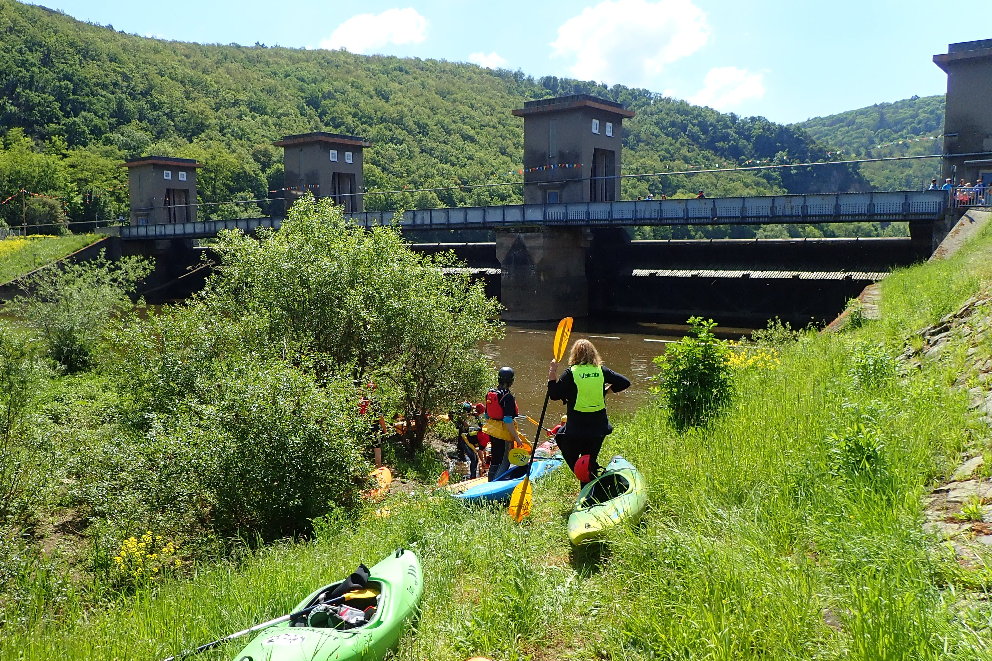 Routinierte und Paddel-Anfänger steigen am Einstieg des Flusses Nahe nacheinander in die Boote