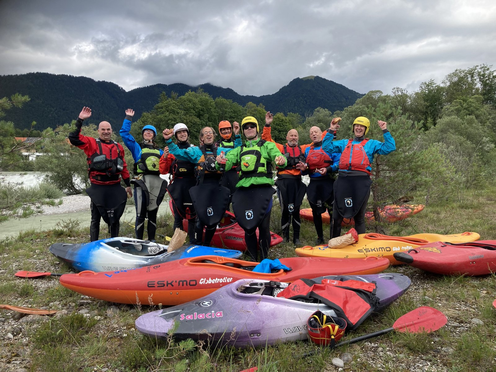 Das Isar-Wehr oberhalb von Lenggries muss umtragen werden. Und wenn wir ohnehin schon alle ausgestiegen sind, dann können wir auch gleich Mittagspause machen. 